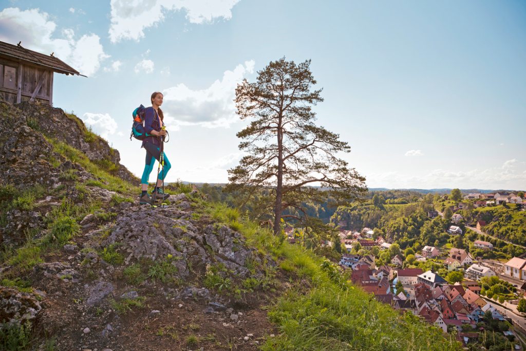 Autorin blickt vom Berg hinunter ins Tal