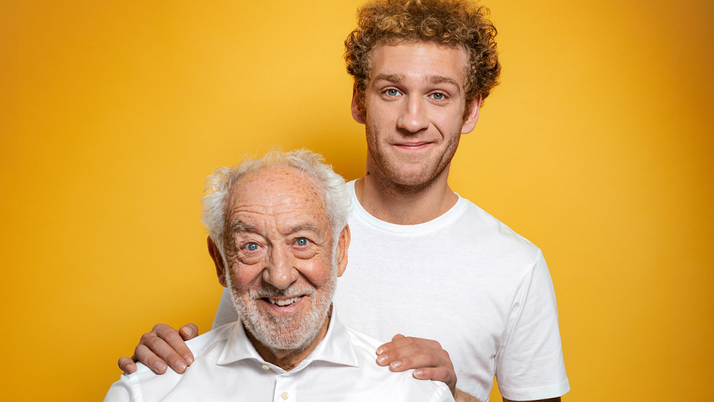 Dieter und Johannes Hallervorden vor gelbem Hintergrund