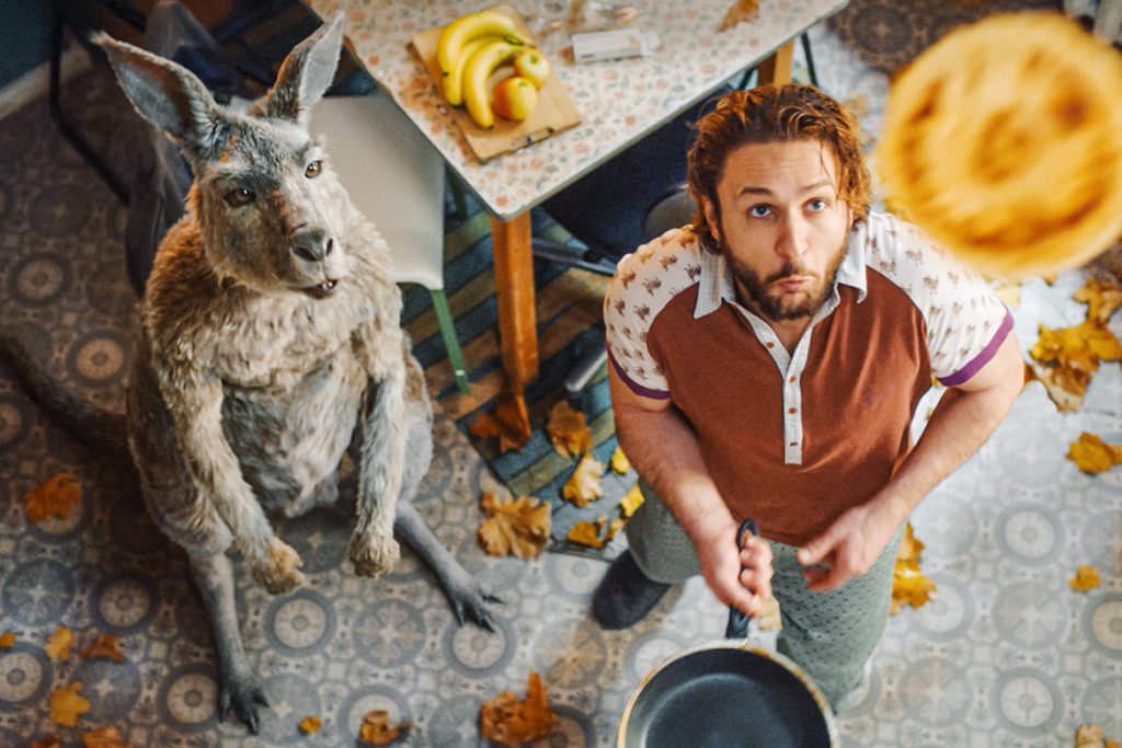 Marc-Uwe und das Känguru in der Küche beim Pfannkuchenwenden