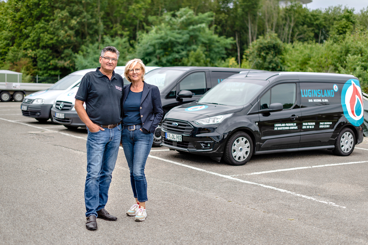 Daniel Luginsland und seine Frau Ines auf Firmenparkplatz