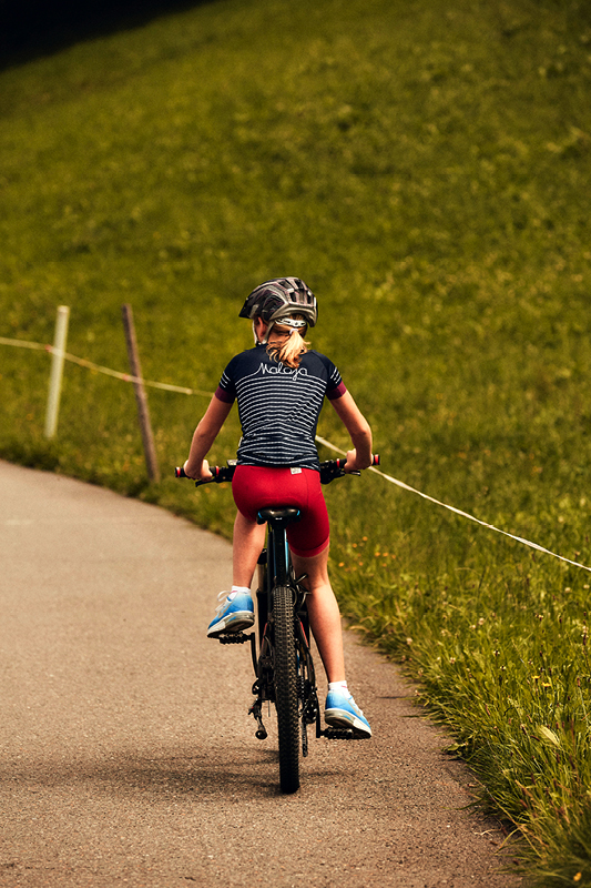 … ihr Vater dafür umso mehr. Unser Autor musste sich auf seiner Radtour nicht nur dem Berg, sondern auch seiner Tochter geschlagen geben. Unser Autor berichtet von seinem Kampf gegen ein E-Mountainbike.