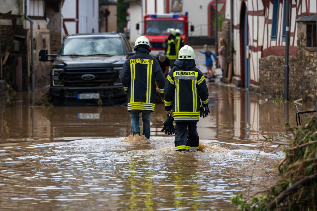 Hilfskräfte im Kampf gegen die Flut