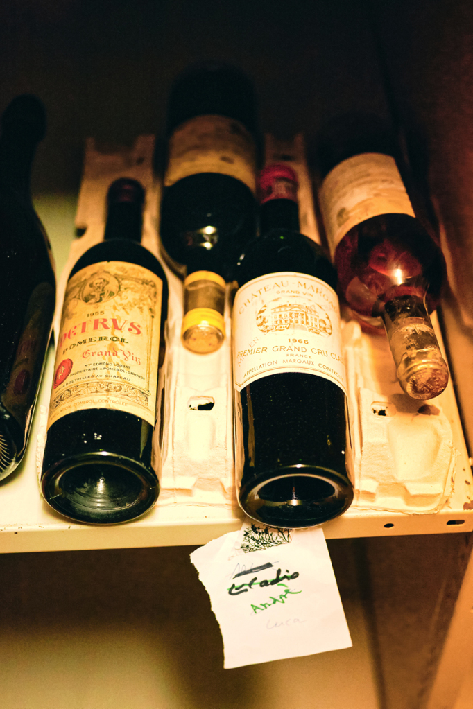 Eine Detailaufnahme in eines der Regale des Tresors zeigt einige der teuersten Weinflaschen der Welt.