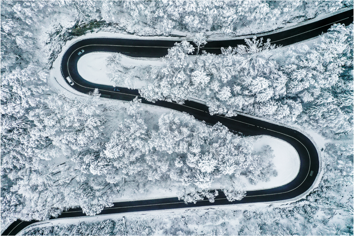 Kurvige Straßen in einer Schneelandschaft.