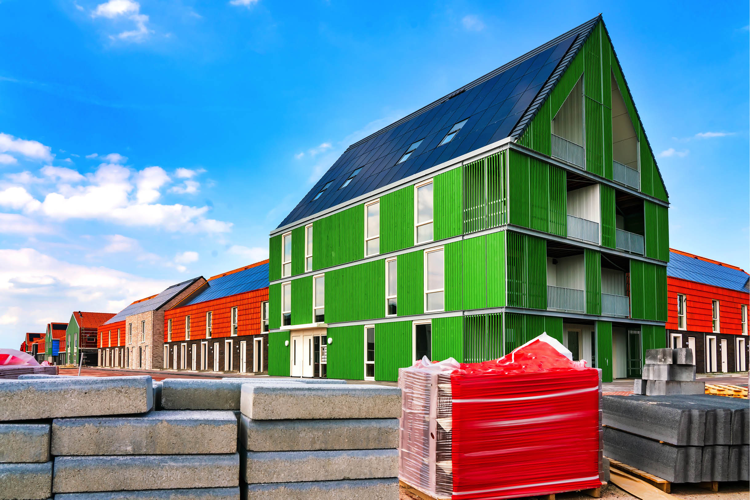 Eine Reihe neuerbauter Häuser tragen Solarpaneele auf ihren Dächern.