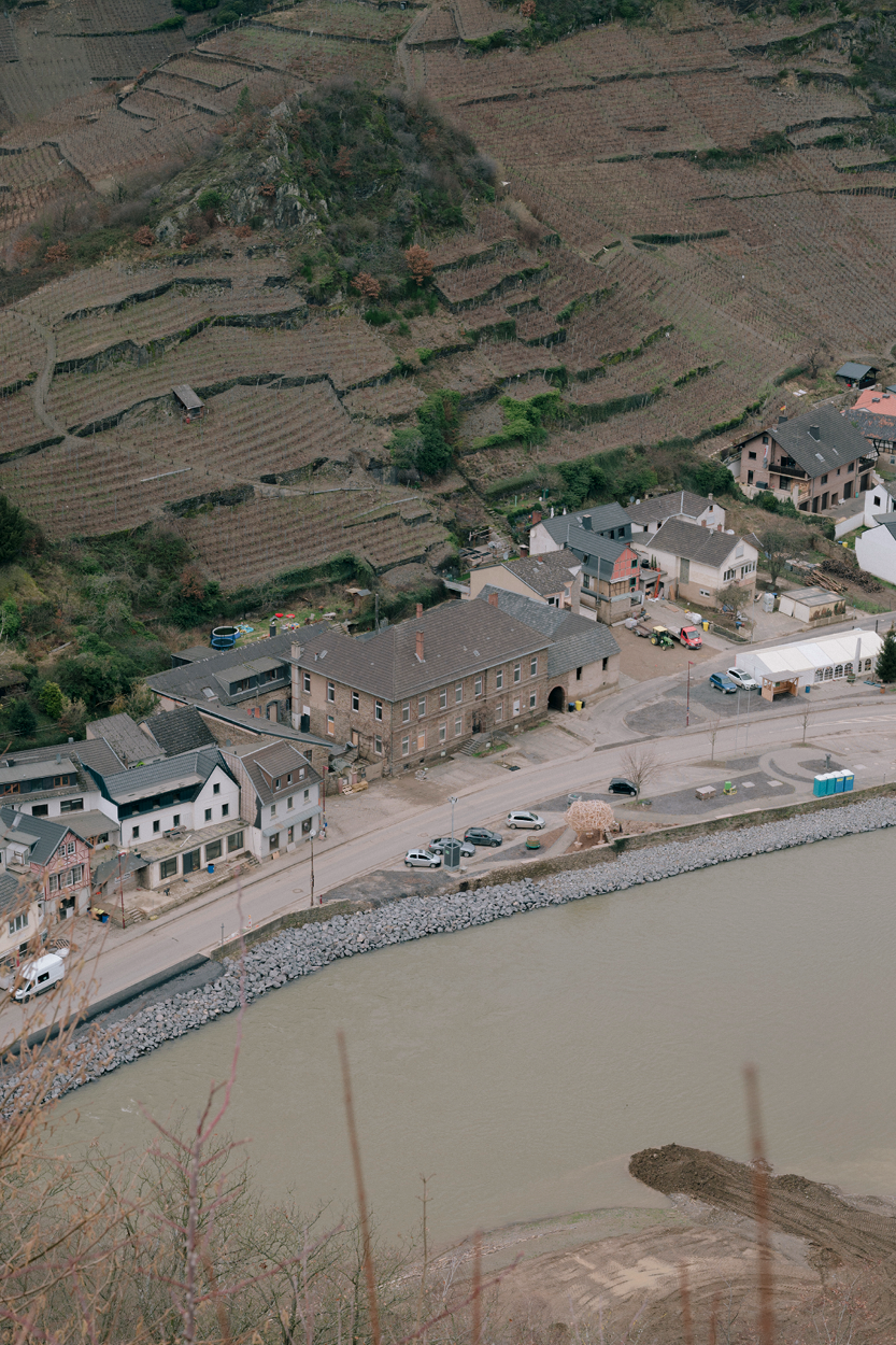 Blick von oben auf durch die Flut zerstörte Häuser im Ahrtal