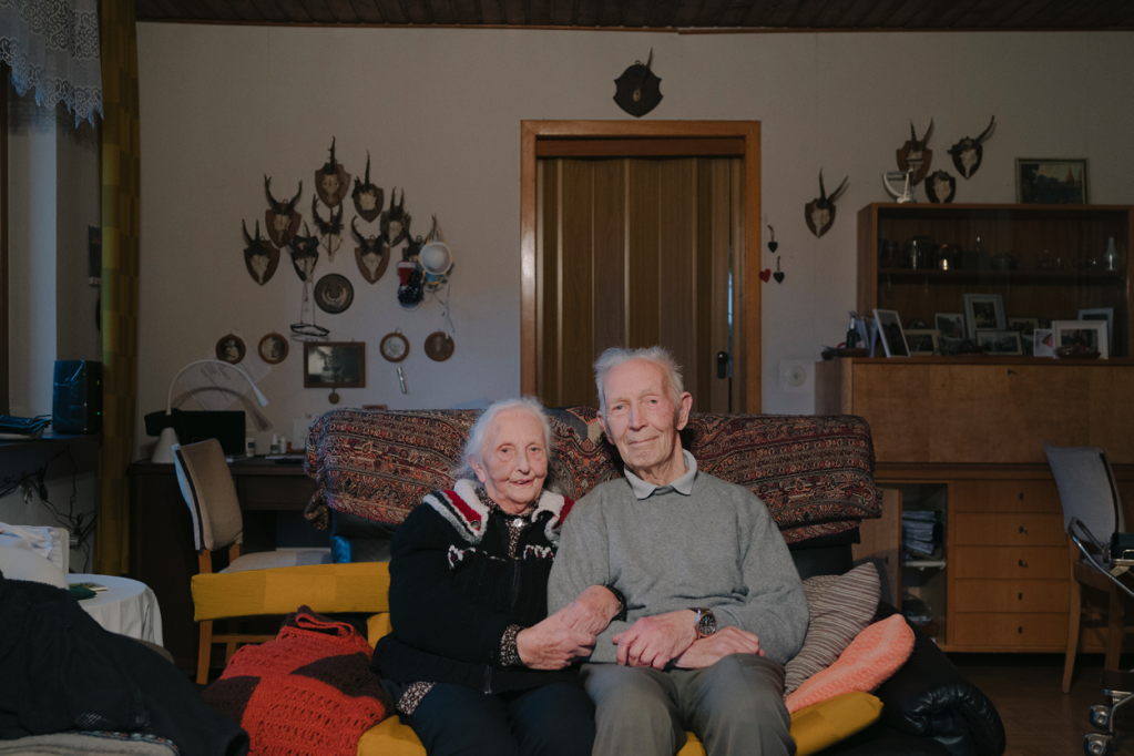 Barbara und Friedrich Zedler sitzen auf Sesseln im Wohnzimmer