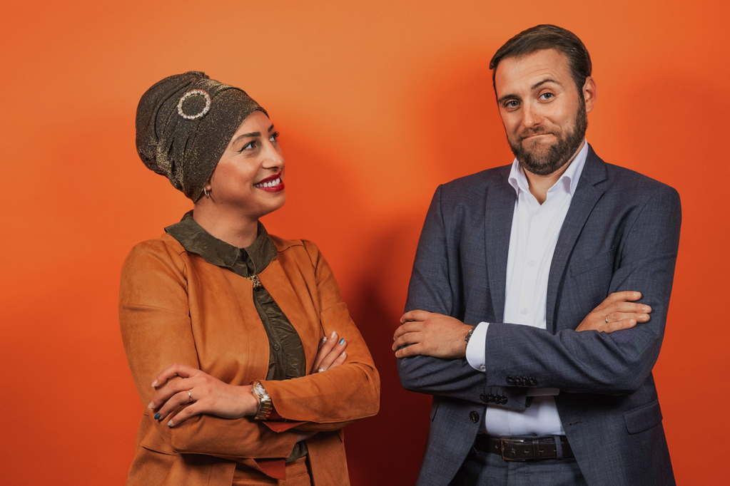 Allinaz-Kundenmanagerin Esma Kondel ist Muslimin und trägt Kopftuch und ihr Kollege Lars Neumann