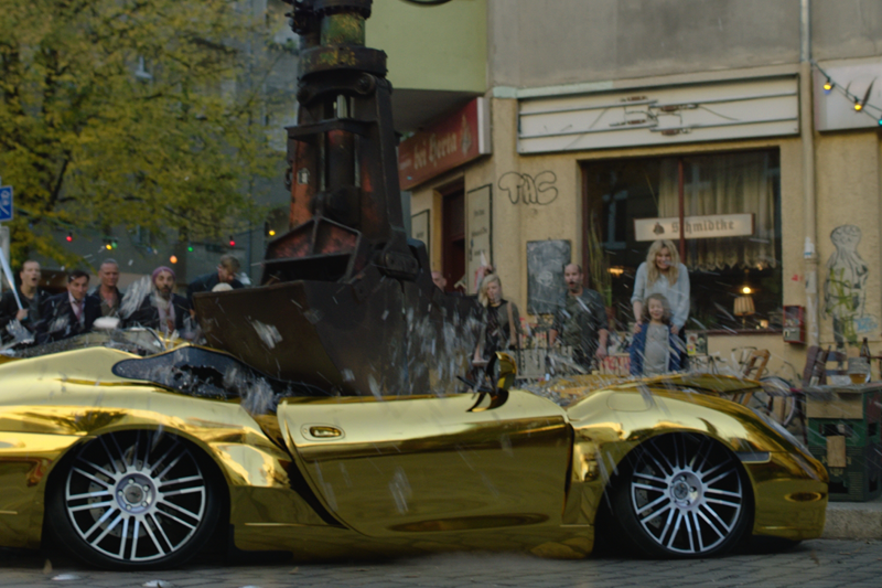Ein durch eine Baggerschaufel zerstörter goldener Porsche aus dem Film "Die Känguru-Chroniken"
