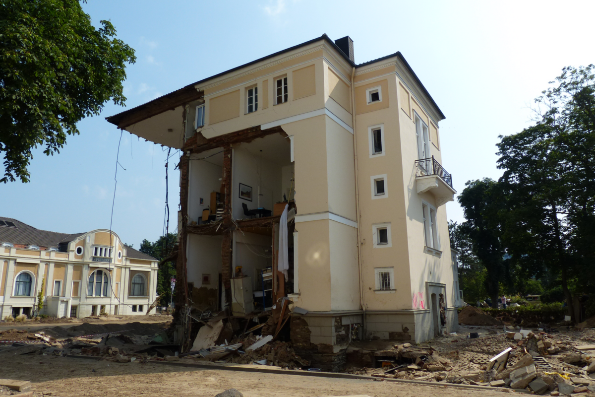 Die aufgerissene Wand eines Hauses gewährt Einblick in die Räumlichkeiten.
