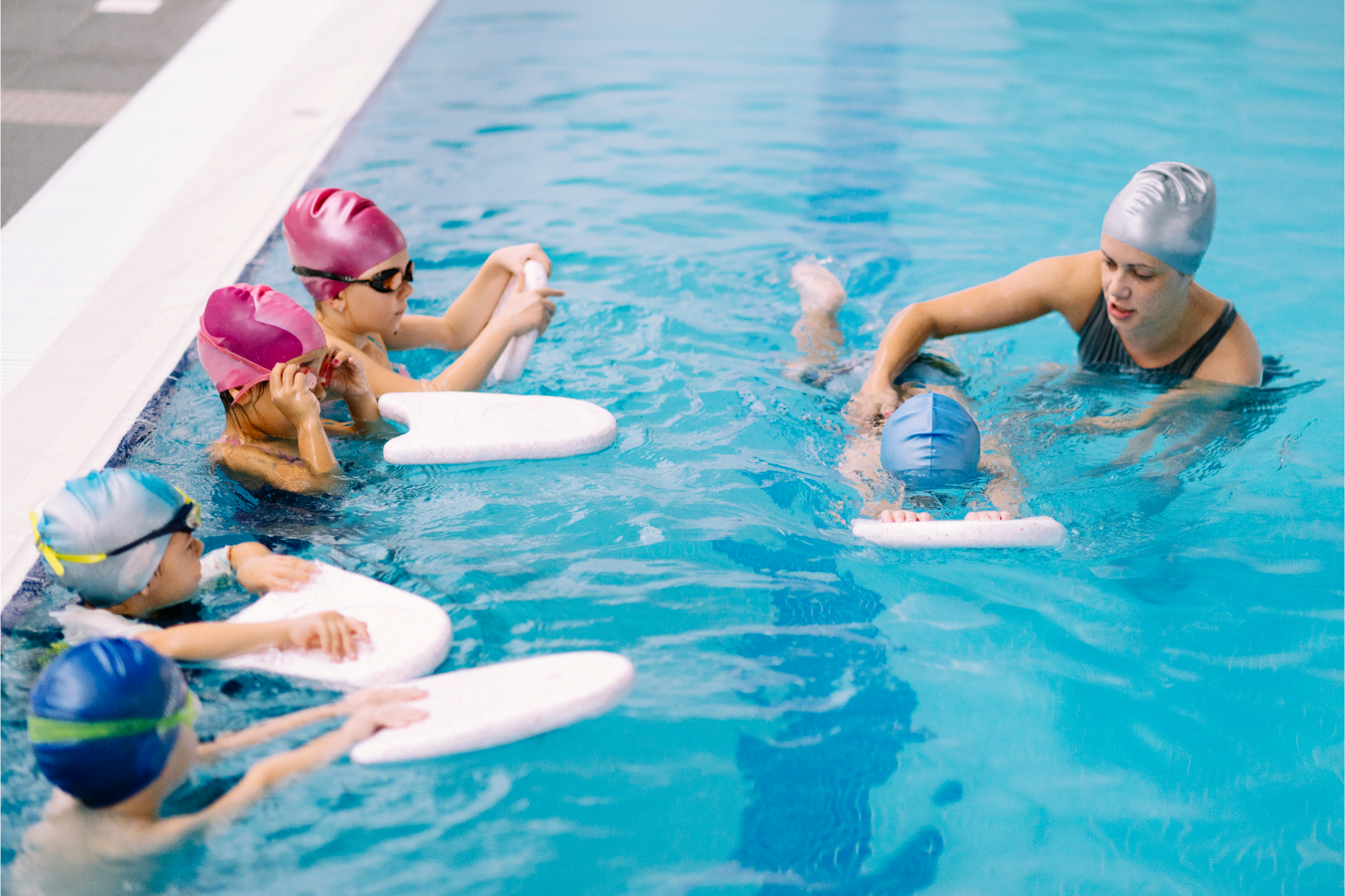 Kinder lernen in einem Schwimmbad schwimmen