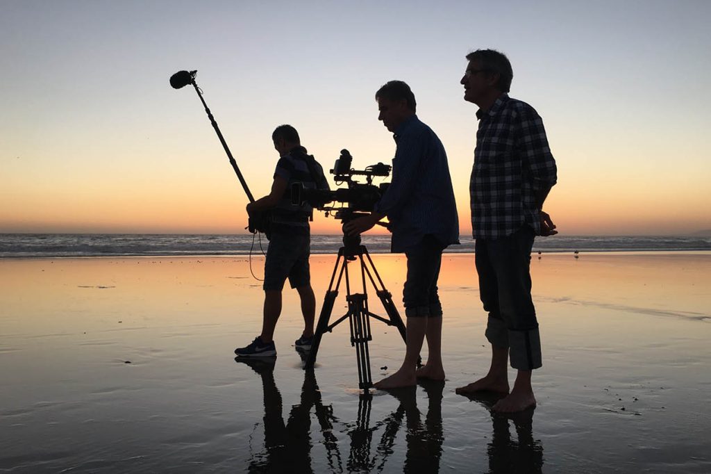 Franz Gernstl und seine Crew beim Film am Strand