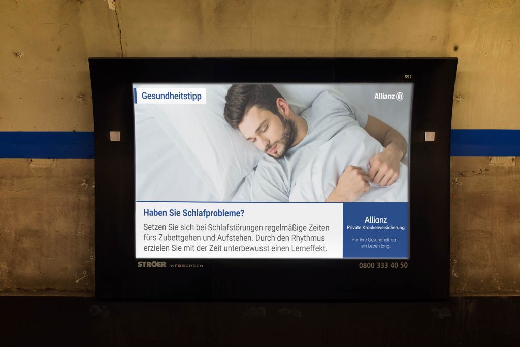 Schlafprobleme: Anzeige der Allianz in der U-Bahn in München