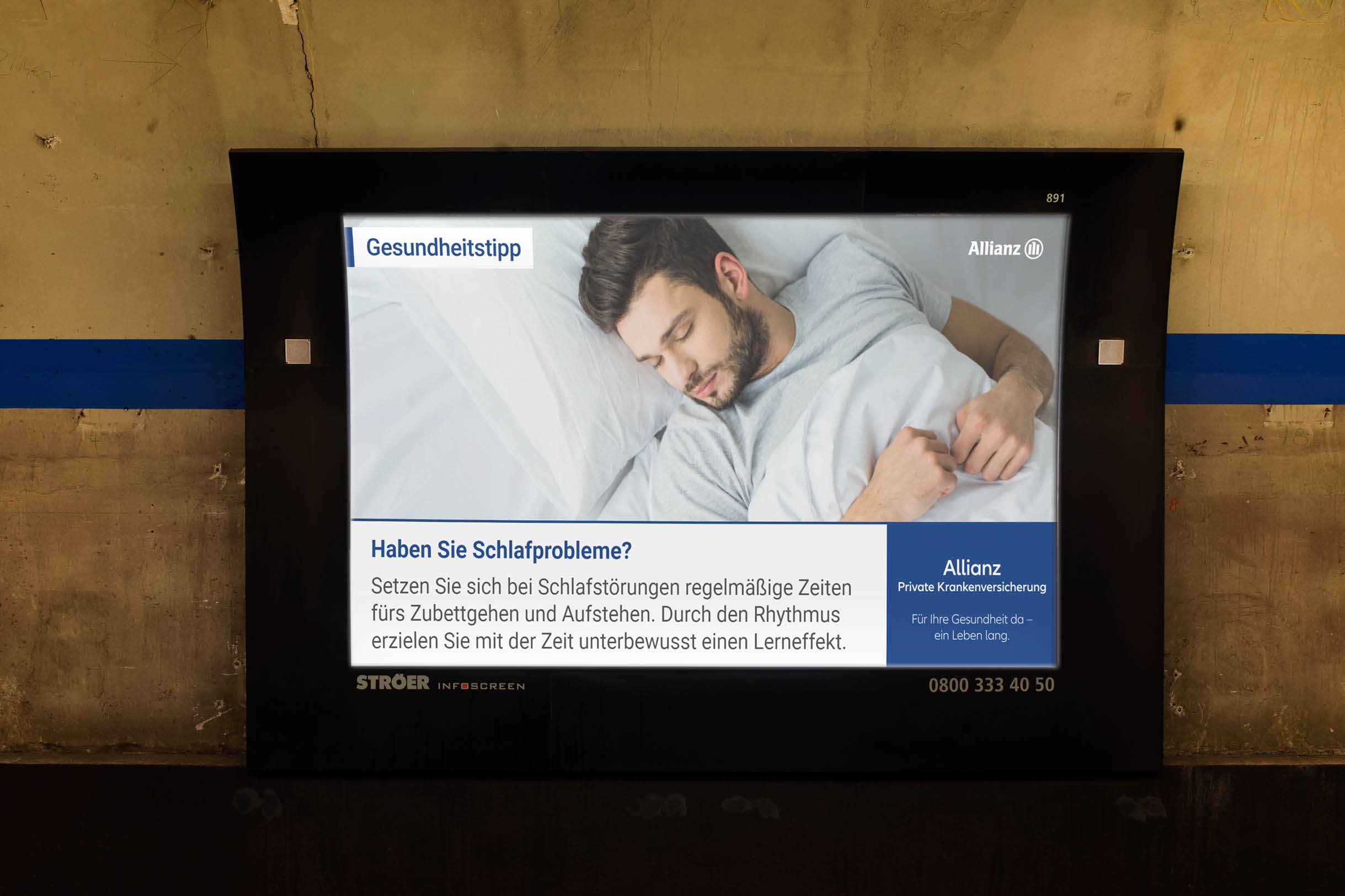 Schlafprobleme: Anzeige der Allianz in der U-Bahn in München
