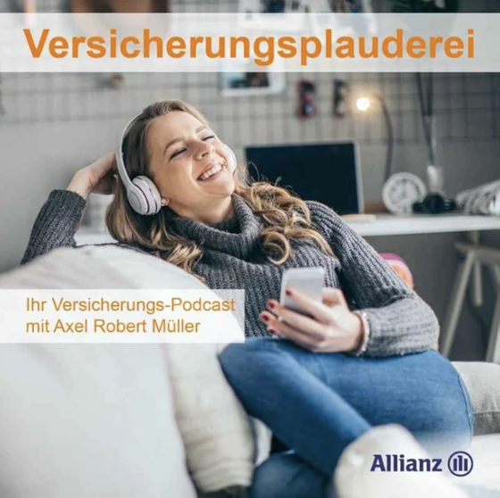 Frau sitzt relaxed mit Kopfhörern auf der Couch und hört einen Podcast