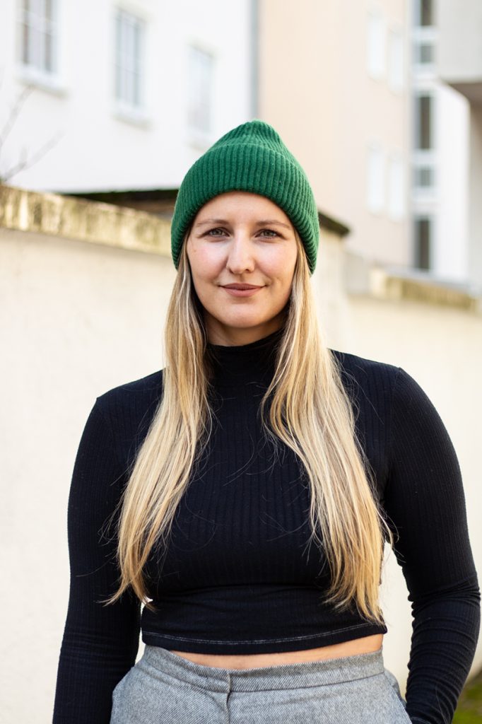 Katherina Kleinert steht vor einer Mauer