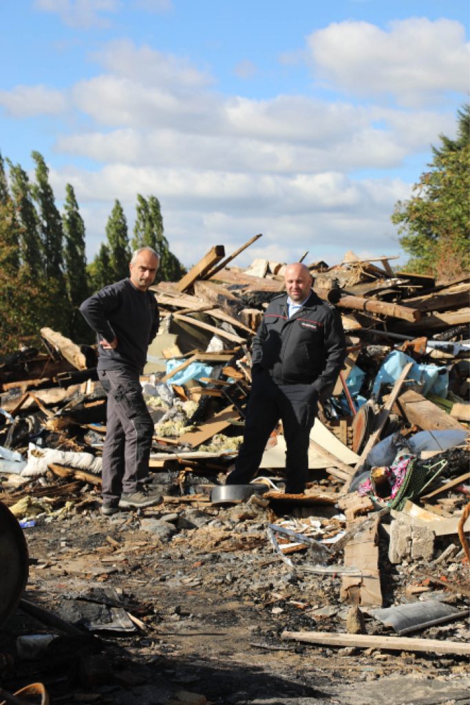 Schrotthaufen: Die Feuerwehr im Trümmerfeld