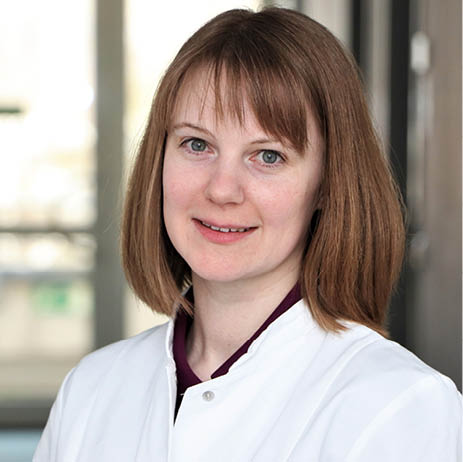 Porträt Ernährungsmedizinerin Dr. Martina Rippl in Arztkittel