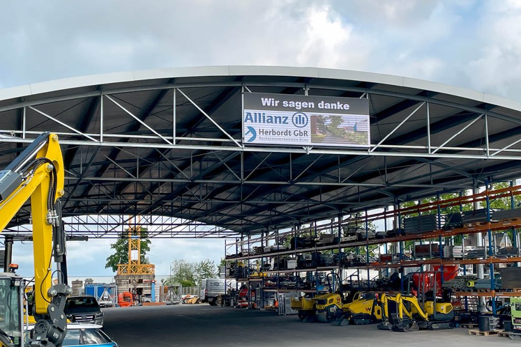 Montagehalle mit einem Schild mit der Botschaft Danke Allianz