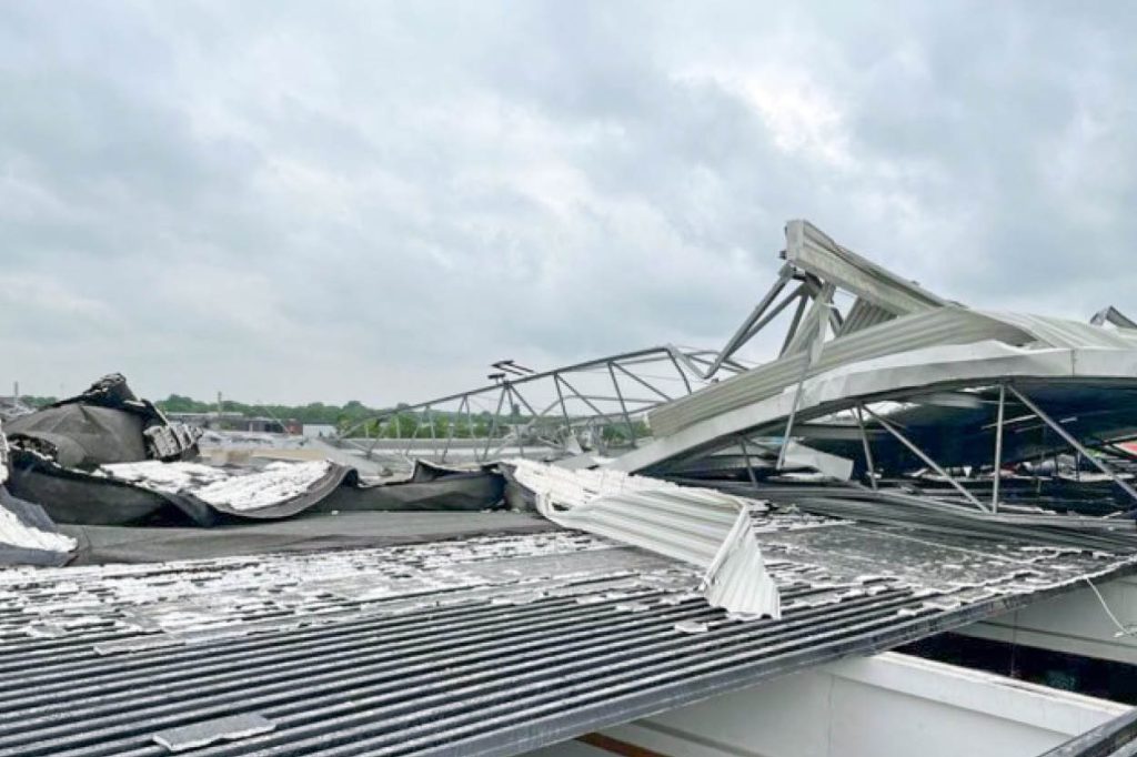 Vom Sturm zerstörte Werkshalle